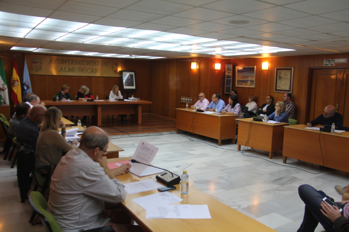 El pleno aprueba por unanimidad una moción del PP para oponerse a la demolición de la pista deportiva en la playa de La Herradura 